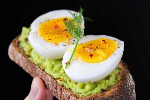 Colazione salata con uova e avocado.