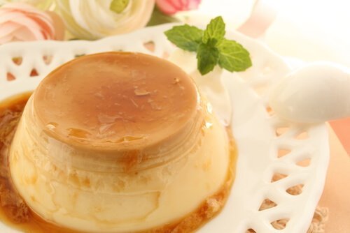 crème caramel decorato con foglia di menta