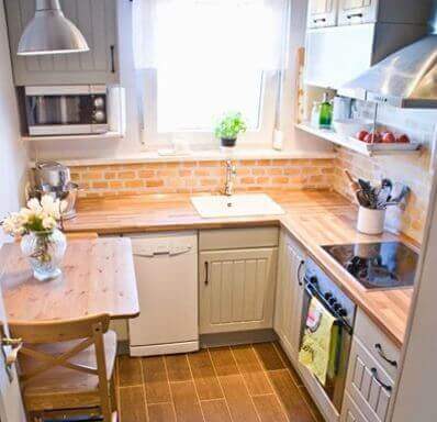 Cucina piccola illuminata