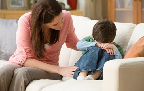 Bambino che piange e madre che lo consola