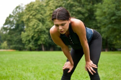 Donna che fa ginnastica e non si sente bene