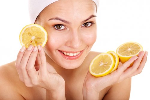 Donna con limoni