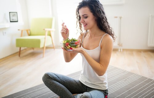 Donna che mangia un'insalata e segue una dieta per disintossicare il corpo in tre giorni