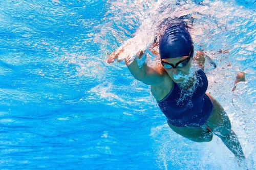 Donna che pratica nuoto