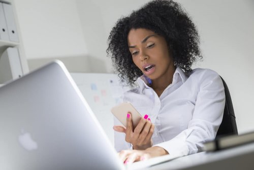 Donna sorpresa guardando il cellulare