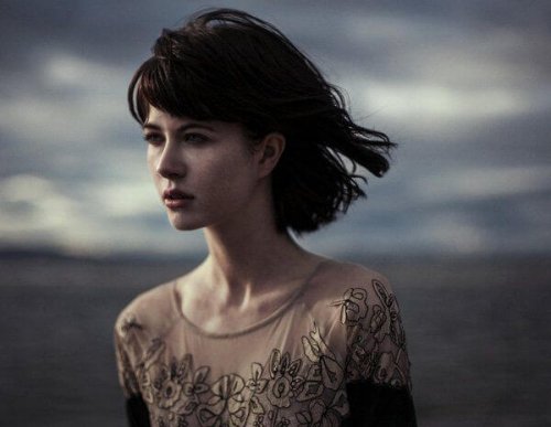 Donna triste al mare