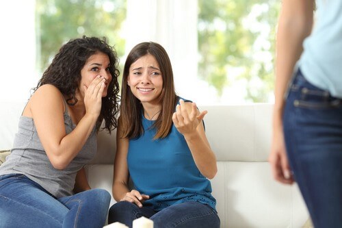 Donne che criticano altre donne