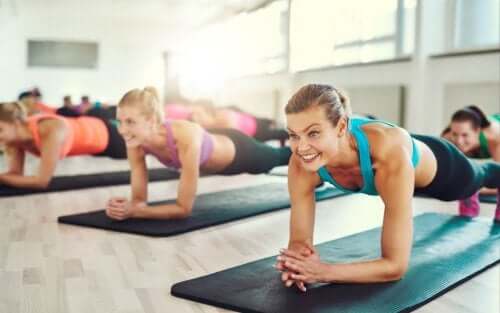 Plank: una routine perfetta per un addome piatto