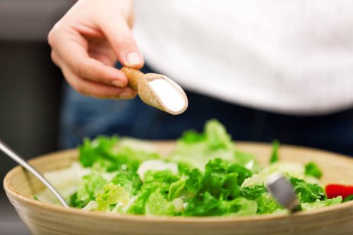 donna versa sale nell'insalata