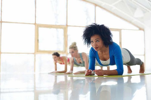 Esercizi di plank in palestra.