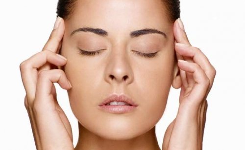 chiudere gli occhi e muovere i globi oculari