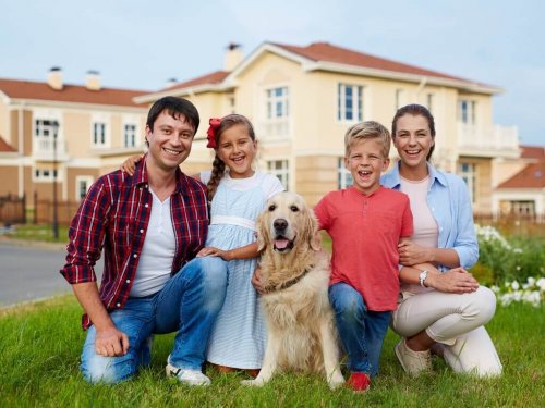 famiglia con un golden retriever