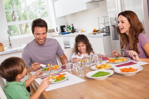 Famiglia che mangia verdura