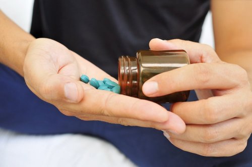 donna con farmaci in mano