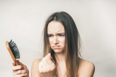 Frenare la caduta dei capelli tra le mura di casa