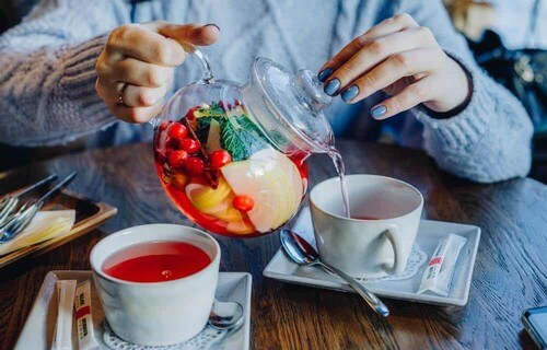 Infusi caldi a merenda.