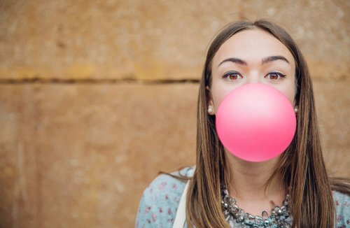 Ragazza fa bolla con la gomma