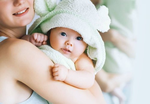 Madre che fa bagnetto a neonato