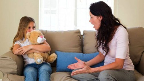 Madre che sgrida figlia abbracciata a peluche