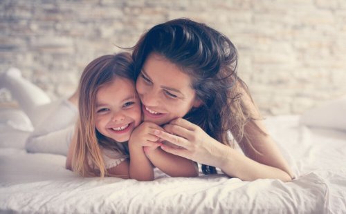 Madre e figlia nel letto