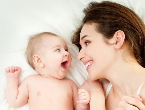 Madre e neonato sorridenti