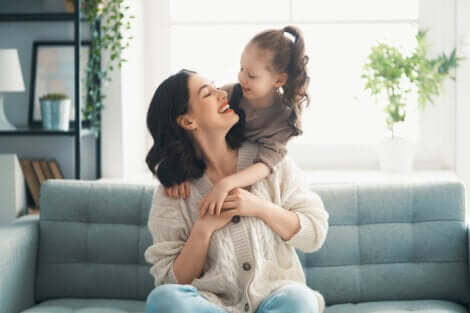 Madre che ride con la figlia.