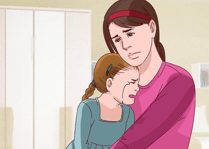 Madre tiene in braccio figlia che piange