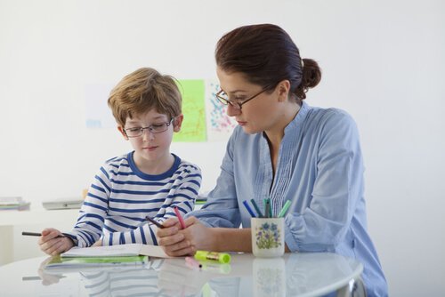 mamma aiuta il figlio con disturbo dell'apprendimento a fare i compiti