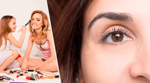 Bambina che trucca la sua mamma