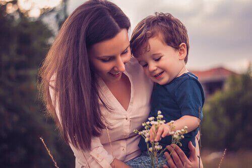 Mamma che tiene in braccio il suo bambino