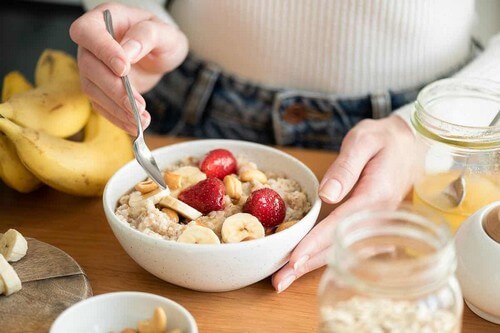 Una sana colazione con frutta e cereali.