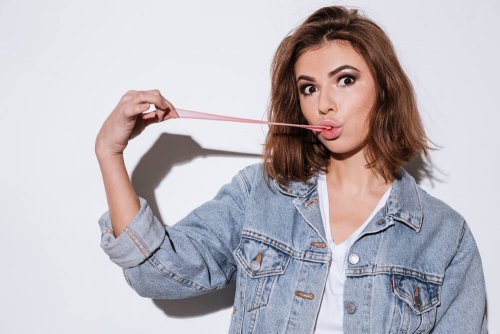 Ragazza allunga una gomma da masticare