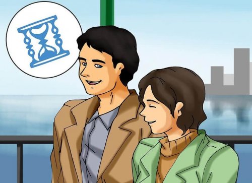 coppia che passeggia felice