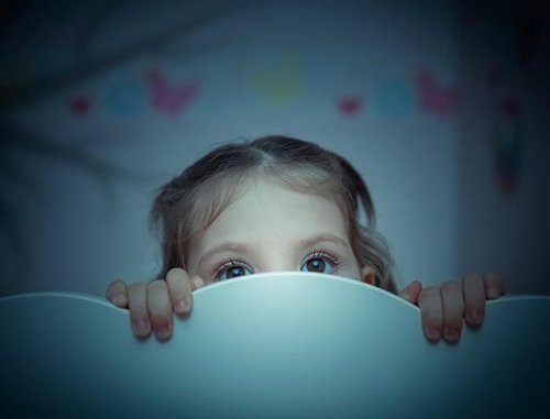 bambina si nasconde