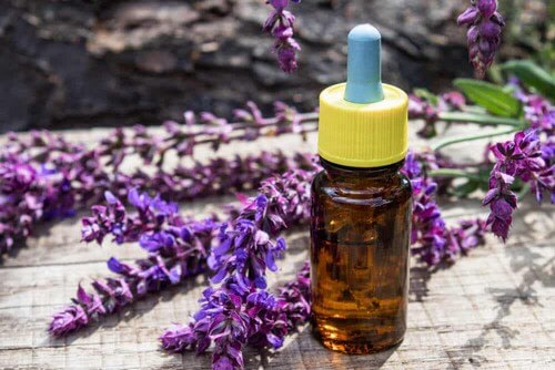 Olio essenziale e fiore di lavanda.