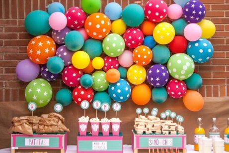 Palloncini attaccati alla parete