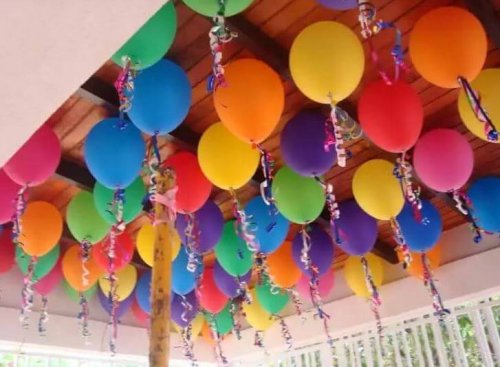 Palloncini colorati su soffitto
