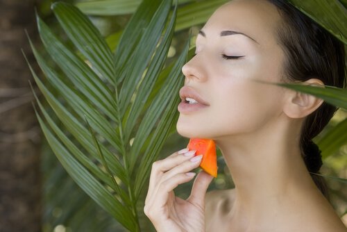 donna applica papaya sul viso