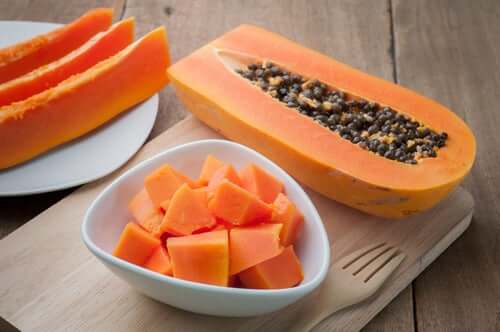 Papaya tagliata a cubetti.