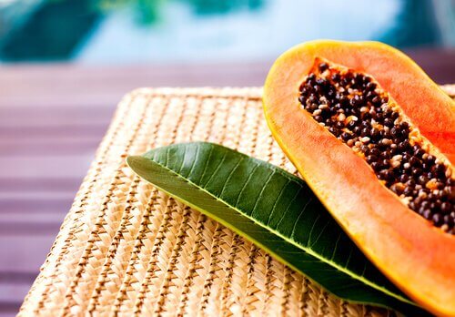Papaya divisa a metà