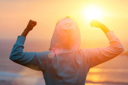 Persona motivata al tramonto