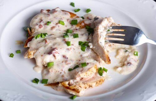 Petto di pollo con salsa al formaggio: ricetta deliziosa