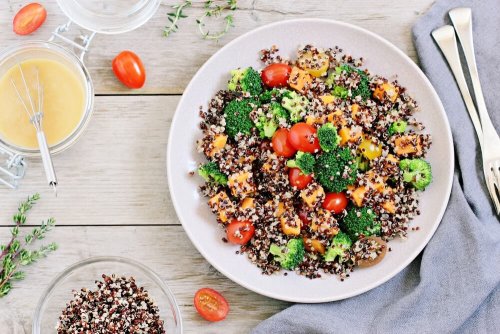 Piatto di quinoa con verdure e semi