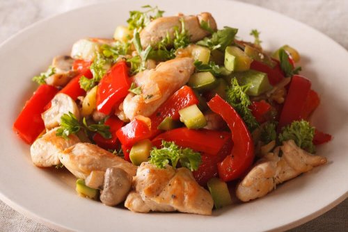 Pollo con verdure saltate