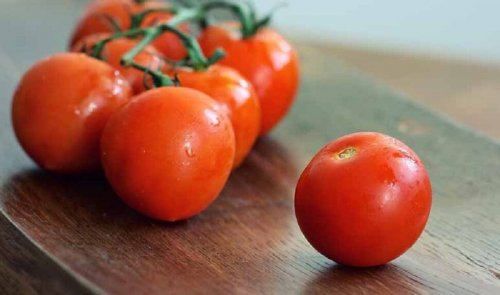 Pomodori tra gli 8 alimenti che provocano cattivo odore corporeo