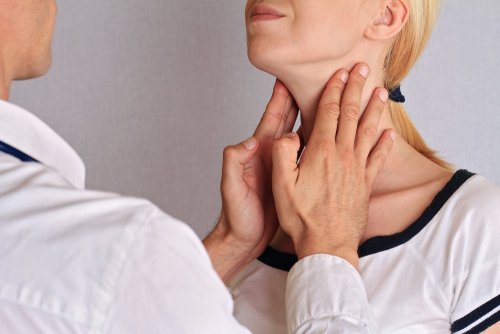 medico tocca collo a paziente