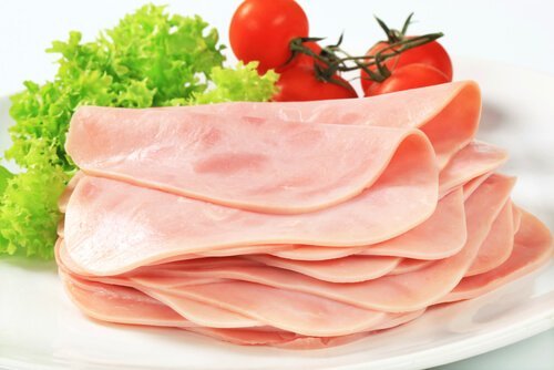 Prosciutto di tacchino pomodori e insalata.