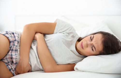 Ragazza con mal di pancia