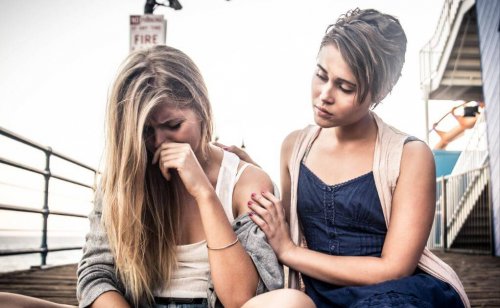 Ragazza che consola un'amica