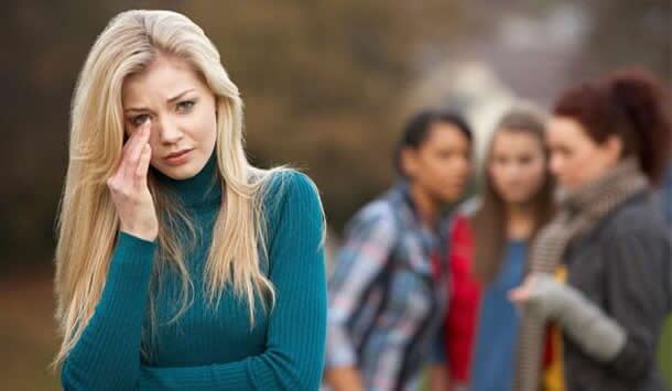 Ragazza vittima di bullismo vittimismo cronico